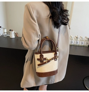 Sac seau rétro avec bandoulière réglable et détails contrastés en scène de vie