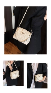 Détail du sac matelassé blanc crème avec chaîne et fermoir rotatif argenté élégant