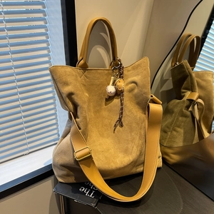 Borsa tote retrò capiente in pelle scamosciata color zenzero con ciondolo baseball