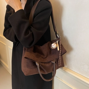 Grande borsa tote retrò marrone con ciondolo da baseball e tracolle lunghe
