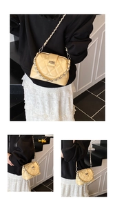 Détail du sac bandoulière matelassé jaune pâle avec fermoir rotatif et double chaîne