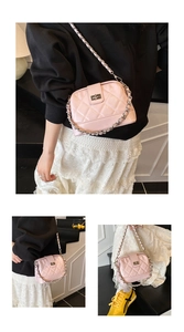 Détails du sac à bandoulière matelassé rose avec surpiqûres en losange et chaîne chic