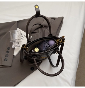 Vue intérieure du sac seau marron montrant la capacité pour parapluie et bouteille