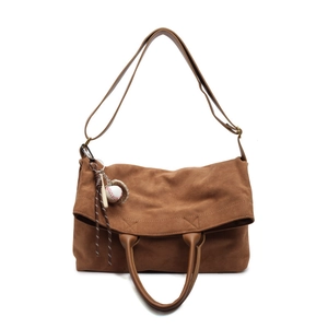 Borsa tote in pelle scamosciata marrone con manici in pelle e ciondolo da baseball