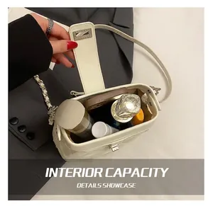 Capacité interne du sac matelassé beige avec parfum et cosmétiques à l'intérieur