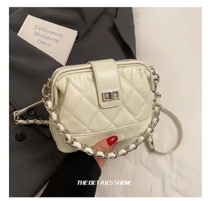 Gros plan sur un sac bandoulière matelassé blanc avec chaîne argentée et fermoir métal