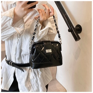 Vue détaillée d'un sac à bandoulière matelassé noir avec chaîne argentée et fermoir pivot