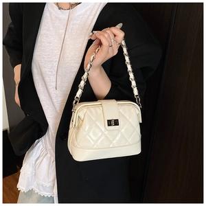 Détail du sac à main en cuir matelassé avec fermoir tournant en métal et bandoulière