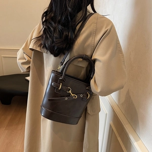 Sac seau marron foncé rétro pour femme avec trench beige pour un style quotidien élégant