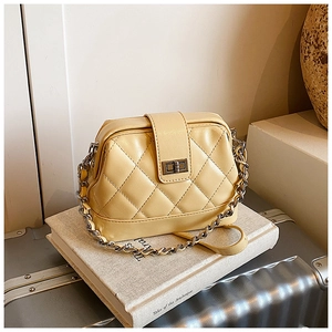 Gros plan détaillé du sac bandoulière matelassé beige avec fermoir argenté et chaîne métal