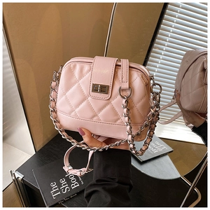 Détail d'un sac en cuir matelassé rose avec fermoir en métal argenté et bandoulière chaîne