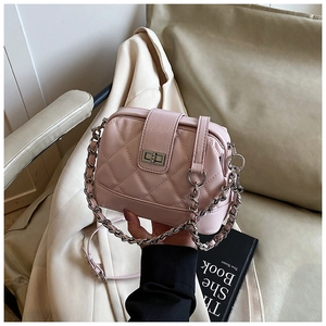 Détail du sac bandoulière rose matelassé avec fermoir argenté et bandoulière chaîne