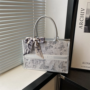Grand sac cabas brodé argenté avec motifs naturels et poignée décorative en foulard de soie