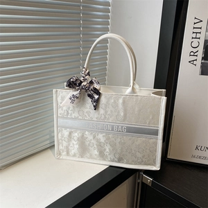 Sac fourre-tout blanc brodé à fleurs avec foulard décoratif et lettrage tendance