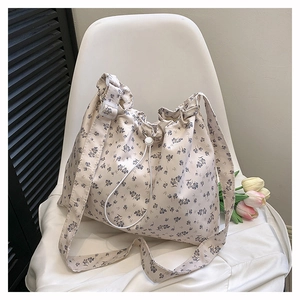 Détail d'un sac cabas en toile à fleurs avec imprimé violet et cordon de serrage