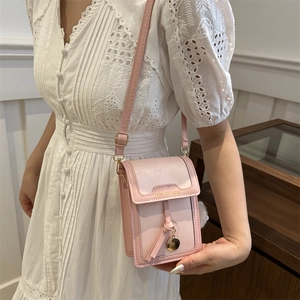 Borsa a tracolla in pelle PU rosa con ciondolo a nappa su abito in pizzo bianco