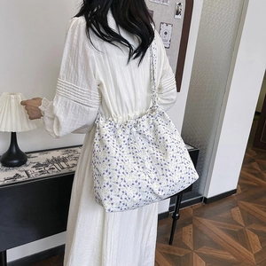 Sac à épaule en toile fleurie avec cordon de serrage et grande capacité pour femme