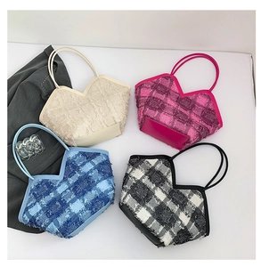 Vue de dessus de quatre sacs cabas en tweed texturé avec ouvertures en V et motifs variés