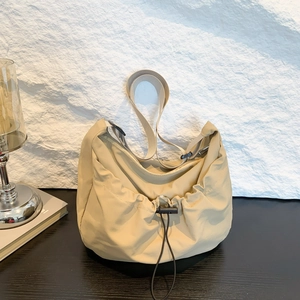 Schicke beige gefaltete Halbmond-Schultertasche mit Kordelzug und verstellbarem Riemen