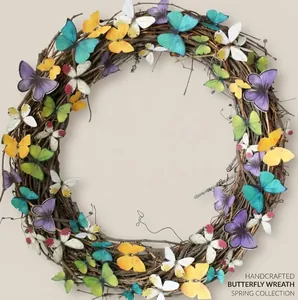 Detalle de corona de mimbre con mariposas de colores para decoración de puertas y paredes
