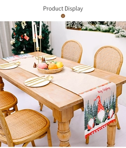 Weihnachts-Tischläufer mit Wichtelmotiv, Leinentextur und roten Pompon-Verzierungen am Rand
