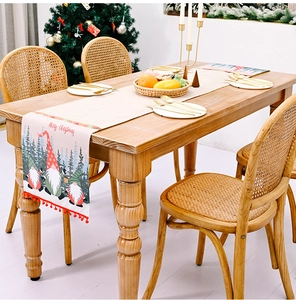 Weihnachts-Tischläufer mit Wichtel-Print, beigem Leinenstoff und roten Bommeln