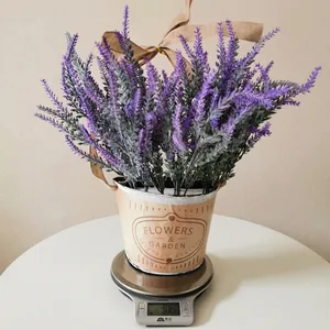 Vue détaillée d'une couronne de lavande artificielle sur une balance pesant 308,0g