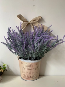 Détail de panier de lavande avec nœud en toile de jute et texte jardin rustique