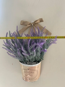 Mesure de la largeur de 35 cm d'une couronne de lavande avec un ruban à mesurer