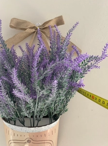 Détail d'un panier de lavande avec une règle mesurant sa largeur d'environ 23 cm