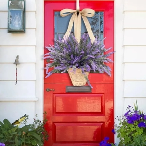 Détail de la couronne de panier de lavande avec texte suspendue à une porte rouge