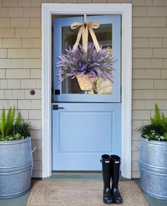 Détail d'un panier de lavande suspendu avec texte Flowers Garden sur une porte en bois
