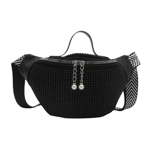 Sac ceinture noir à strass avec large bandoulière tissée et détail de chaîne perle