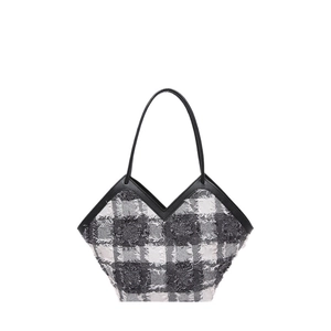 Sac cabas chic en tweed à carreaux avec coupe en V et poignées en cuir noir sur fond blanc