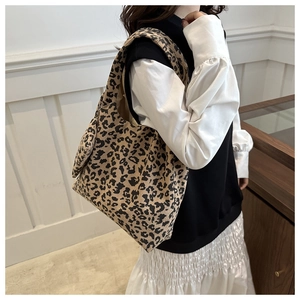 Détail du sac cabas en velours côtelé léopard montrant le tissu et le style décontracté