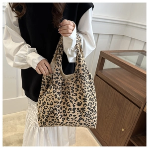 Détail du sac cabas en velours côtelé léopard avec pochette assortie et large bandoulière