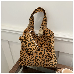 Ensemble sac cabas en velours côtelé léopard avec pochette assortie sur verre poli
