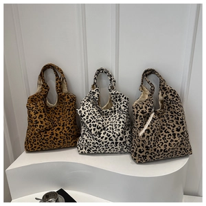 Trois sacs cabas en velours côtelé à imprimé animal avec pochettes assorties en beige et marron