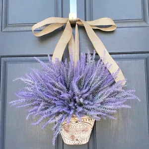 Panier de lavande avec fleurs violettes et nœud en toile suspendu sur une porte en bois