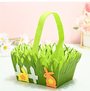 Detailansicht der Osterfilztasche mit Hasen-Motiven und dekorativem weißen Zaun-Element