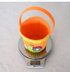 Detail showing orange Easter felt basket with snail pattern weighing 31.5g on a scale