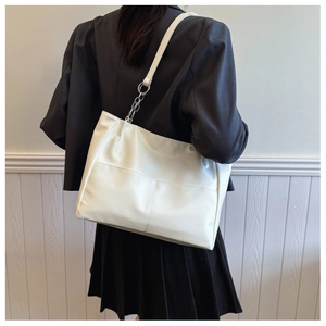 Vue arrière d'un grand sac cabas blanc minimaliste avec bandoulière en chaîne métal