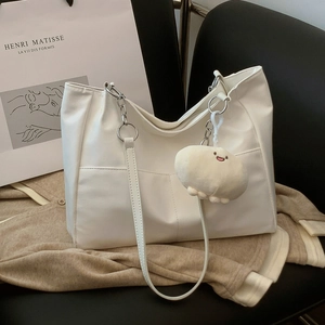 Sac Tote pour Femmes en Cuir PU de Mode Grande Capacité Chaîne Minimaliste Sac à Épaule Avec Pendentif en Peluche