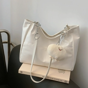 Grand sac cabas chic blanc cassé avec bandoulière chaîne et petit charme en peluche