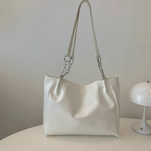 Sac fourre-tout blanc minimaliste avec chaîne en métal et détails plissés sur le côté
