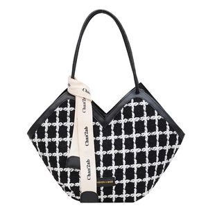 Modische Plaid Tweed Tragetasche mit schwarzen Ledergriffen und floralem Seidenschal