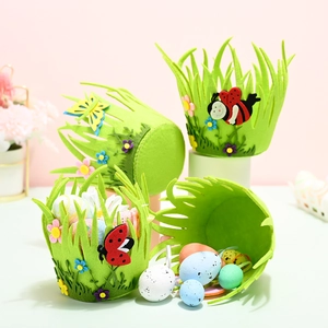 Cesta de Pascua de fieltro verde estilo hierba con flores, mariposa y mariquita decorativa