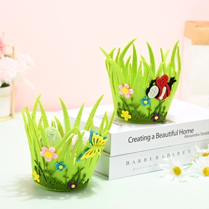 Juego de dos cestas de Pascua de fieltro con flores 3D y huevos brillantes sobre libros