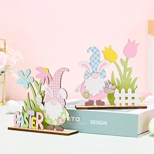 Oster-Holzfiguren als Tischdeko mit Zwergenmotiven, Blumen und festlichem Schriftzug