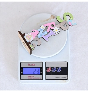 Weight measurement of a wooden SPRING sign with colorful gnome and sunflower elements